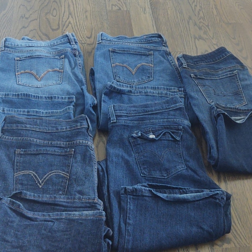 Lot of 5 pairs of jeans.